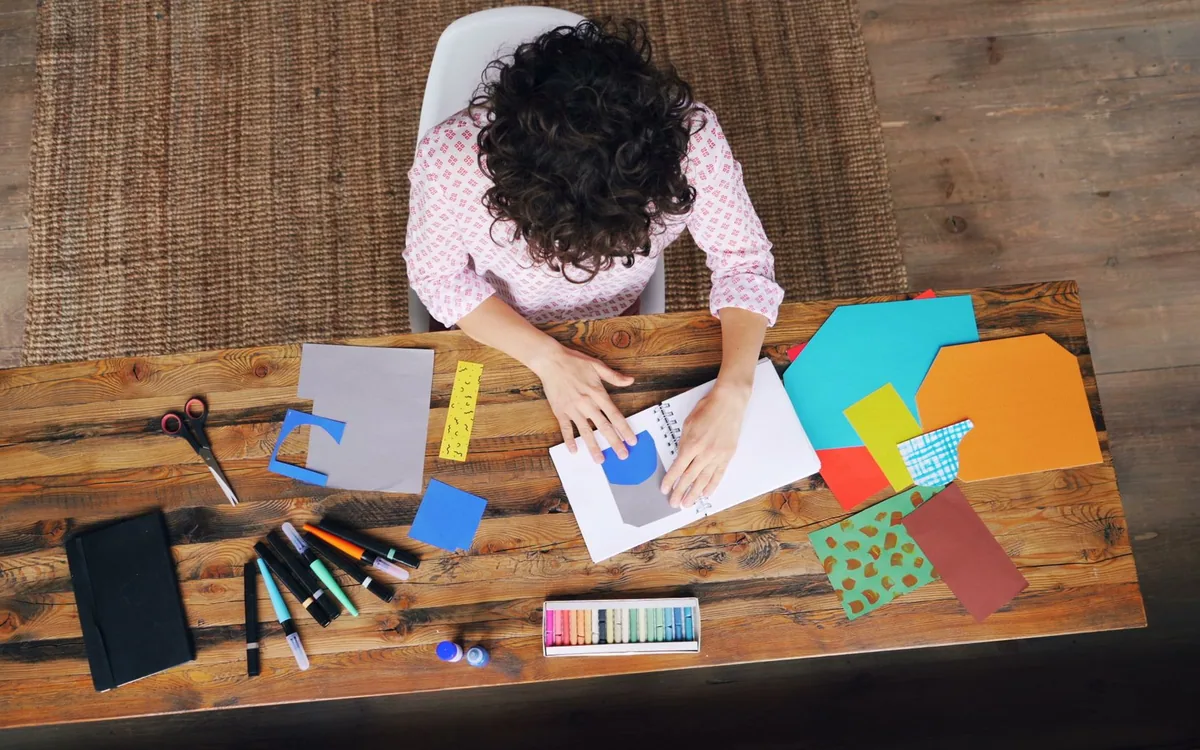 Persona preparando materiales para una manualidad doméstica