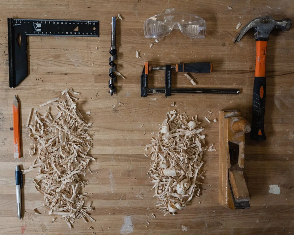 Herramientas manuales básicas ordenadas sobre una mesa