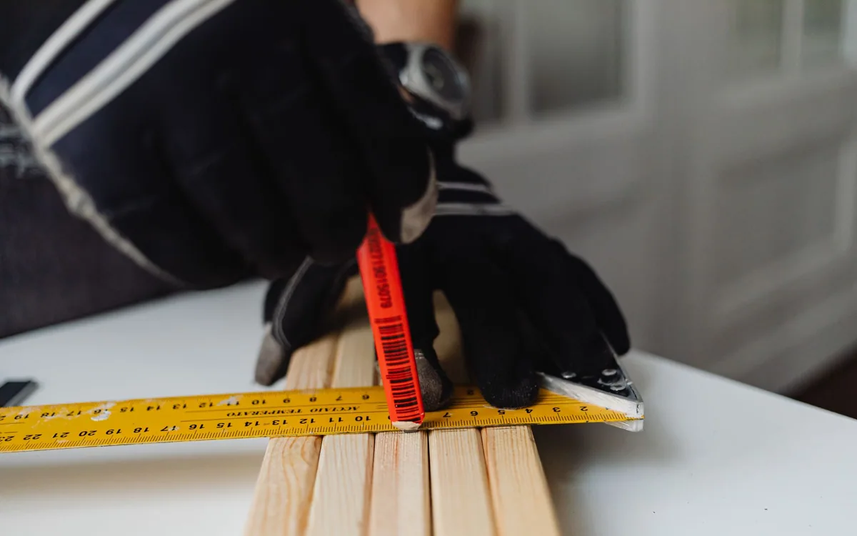 Proceso de medición de una pieza de madera para un proyecto DIY
