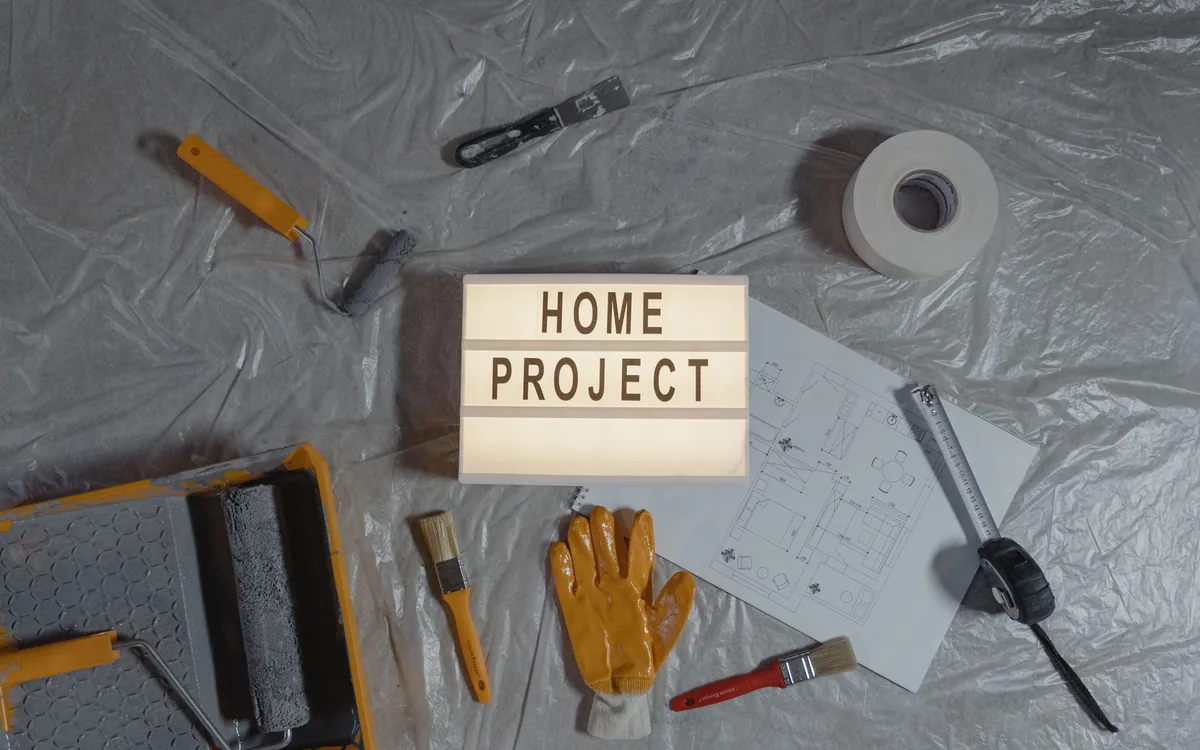Materiales organizados para planificar un proyecto DIY